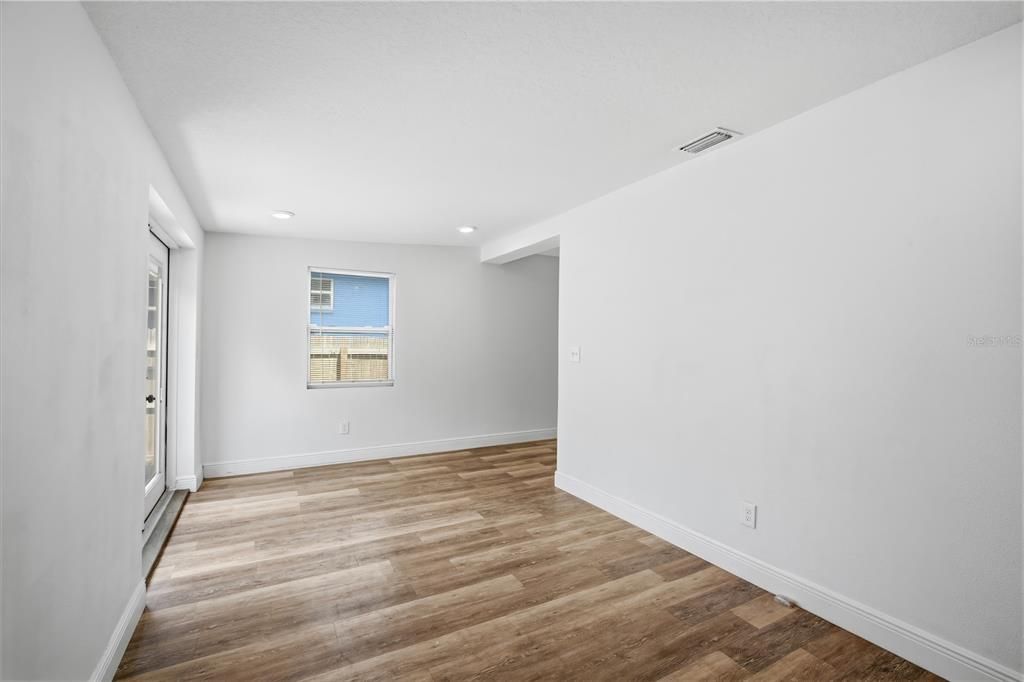 For Rent: $1,695 (3 beds, 2 baths, 864 Square Feet)