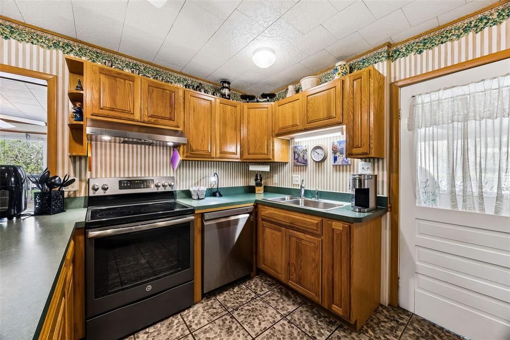 На продажу: $299,999 (2 спален, 2 ванн, 1640 Квадратных фут)
