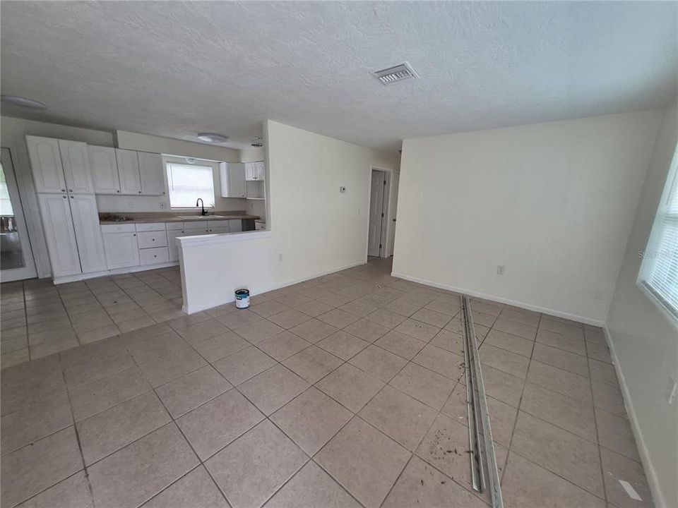 For Rent: $1,299 (3 beds, 1 baths, 1140 Square Feet)