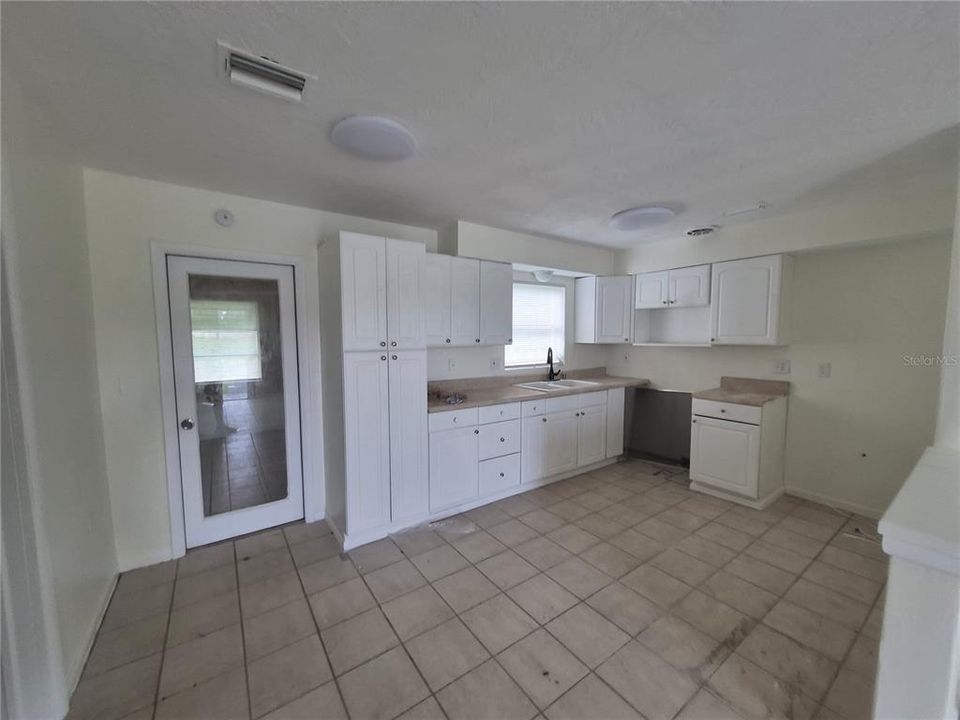 For Rent: $1,299 (3 beds, 1 baths, 1140 Square Feet)