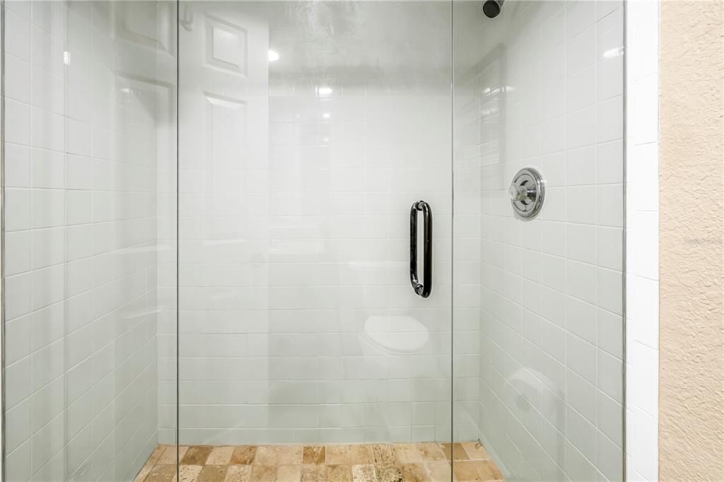 Activo con contrato: $220,000 (2 camas, 2 baños, 1040 Pies cuadrados)