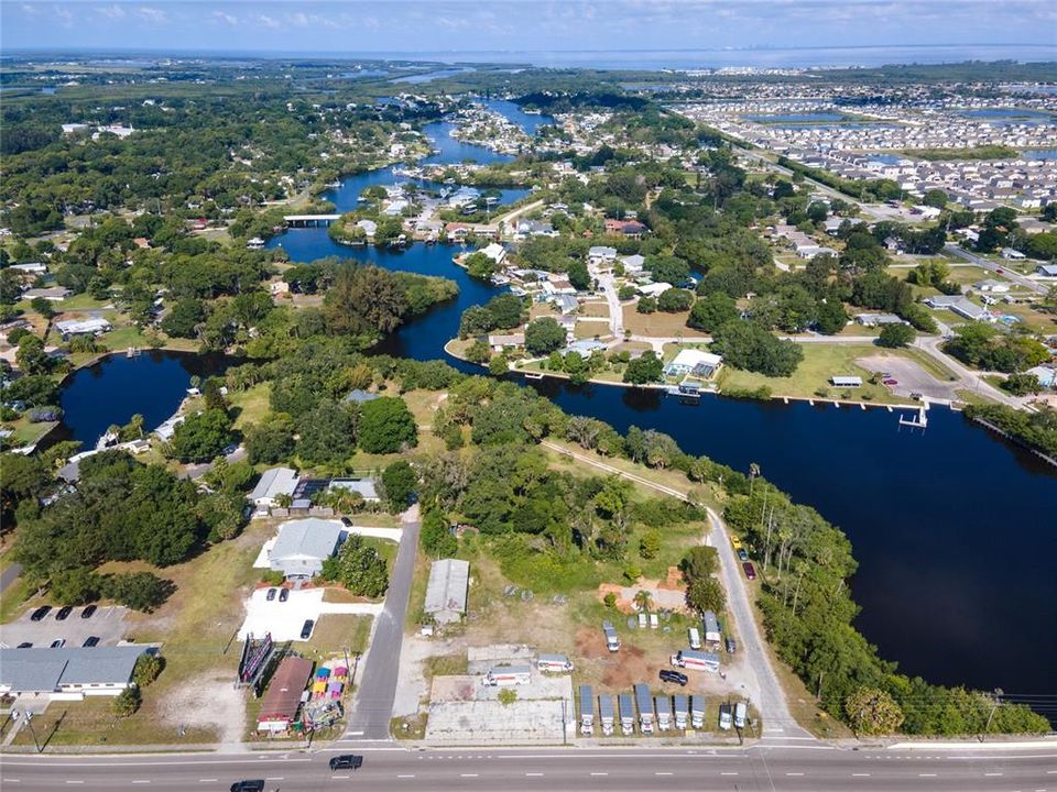 待售: $600,000 (0.70 acres)
