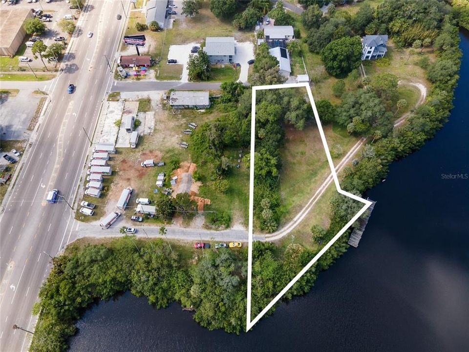 待售: $600,000 (0.70 acres)