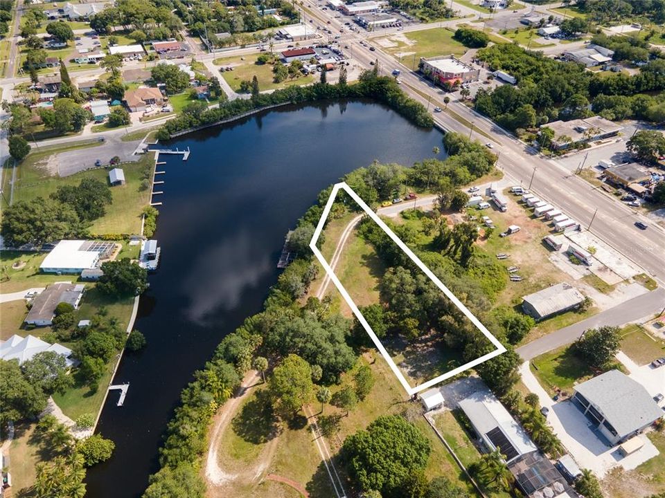 待售: $600,000 (0.70 acres)