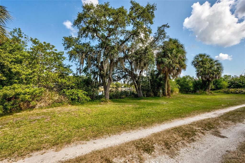 待售: $600,000 (0.70 acres)