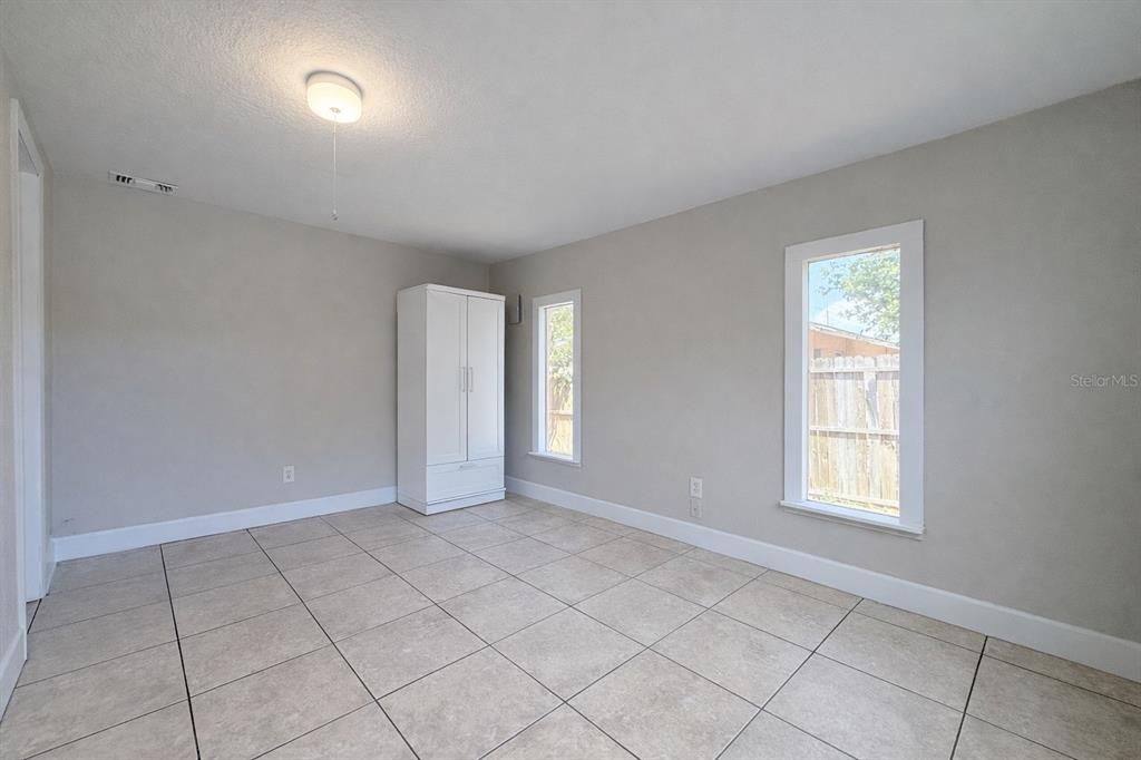 Под контрактом: $2,500 (4 спален, 2 ванн, 1465 Квадратных фут)