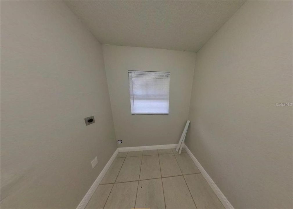 For Rent: $1,250 (2 beds, 1 baths, 912 Square Feet)