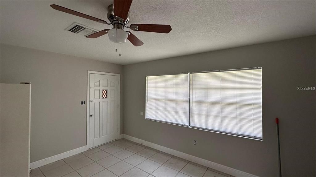 For Rent: $1,250 (2 beds, 1 baths, 912 Square Feet)