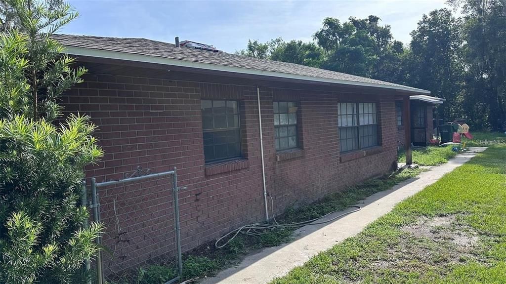 For Rent: $1,250 (2 beds, 1 baths, 912 Square Feet)
