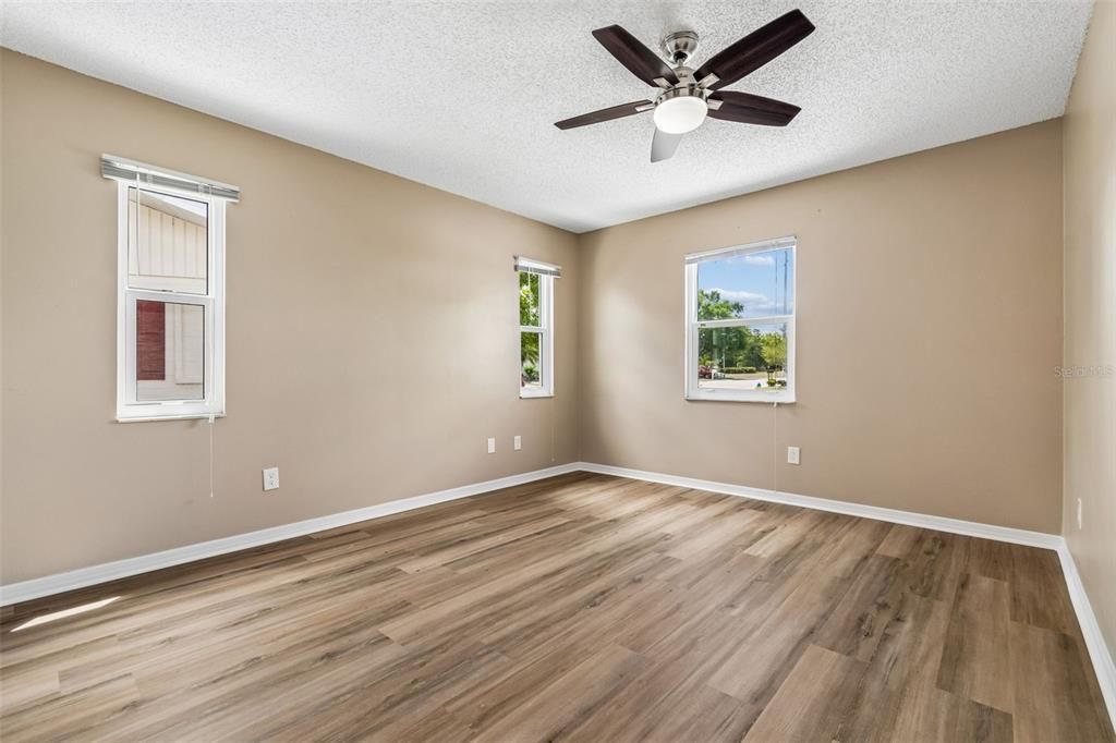 Activo con contrato: $239,900 (2 camas, 2 baños, 1180 Pies cuadrados)