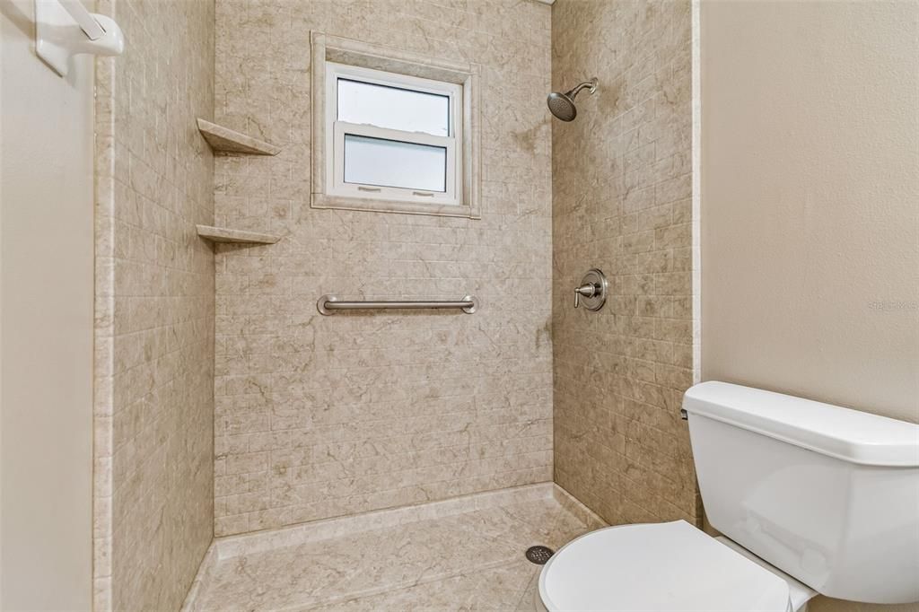 Activo con contrato: $239,900 (2 camas, 2 baños, 1180 Pies cuadrados)