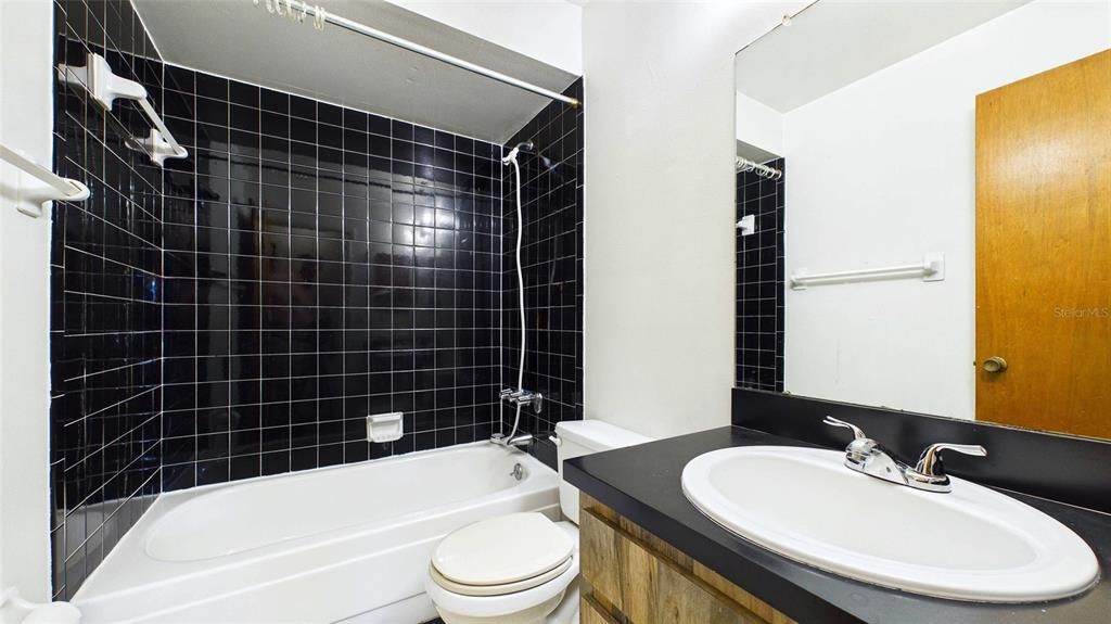 Activo con contrato: $295,000 (3 camas, 2 baños, 1182 Pies cuadrados)