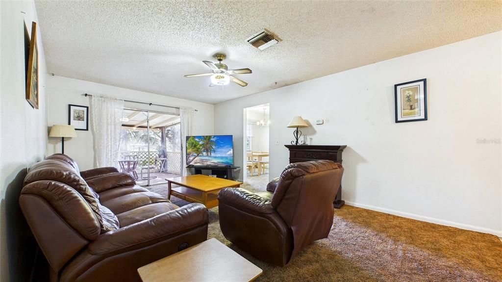 Activo con contrato: $295,000 (3 camas, 2 baños, 1182 Pies cuadrados)