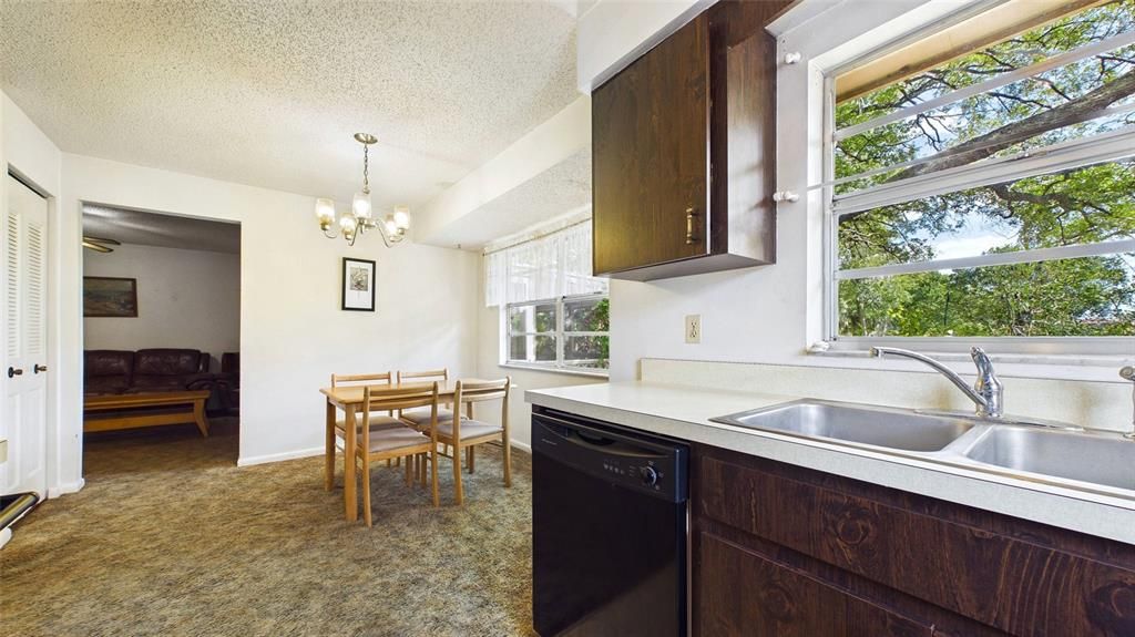 Activo con contrato: $295,000 (3 camas, 2 baños, 1182 Pies cuadrados)