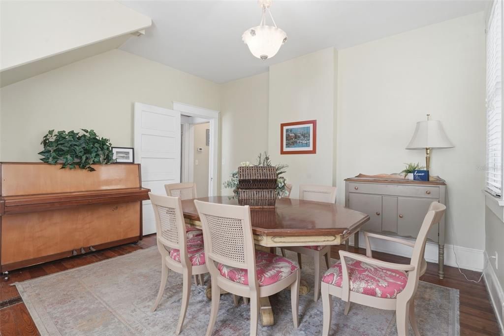 Active With Contract: $339,500 (5 beds, 3 baths, 2164 Square Feet)