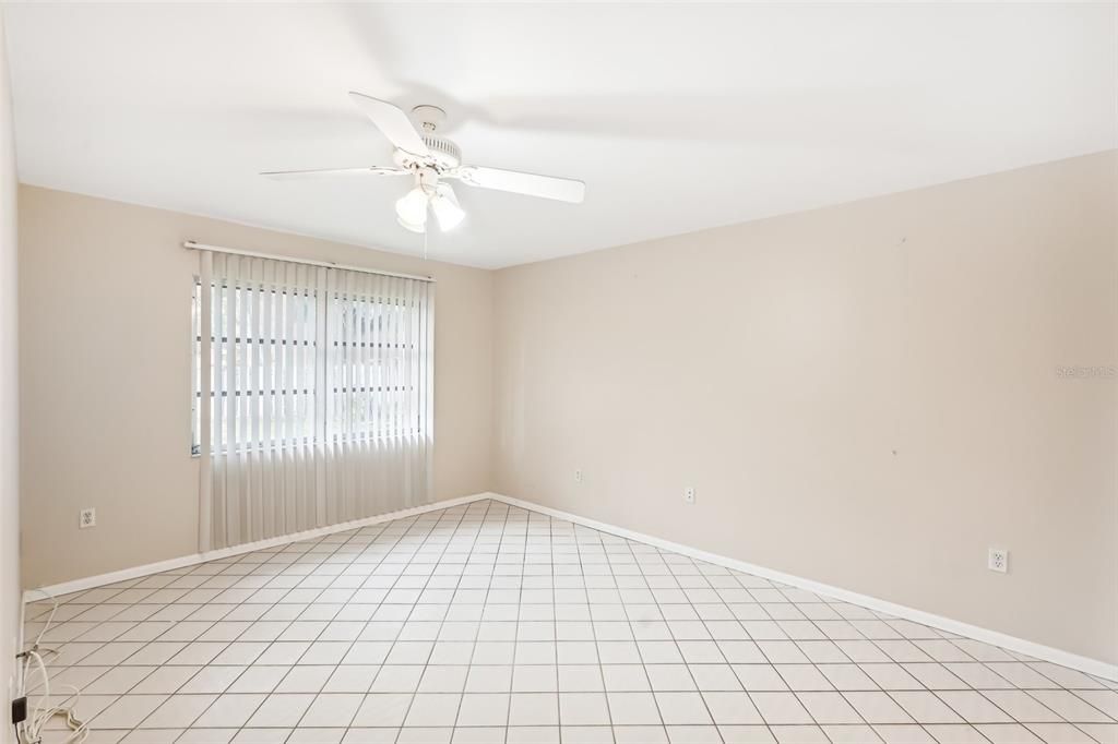 Activo con contrato: $240,000 (2 camas, 2 baños, 1352 Pies cuadrados)