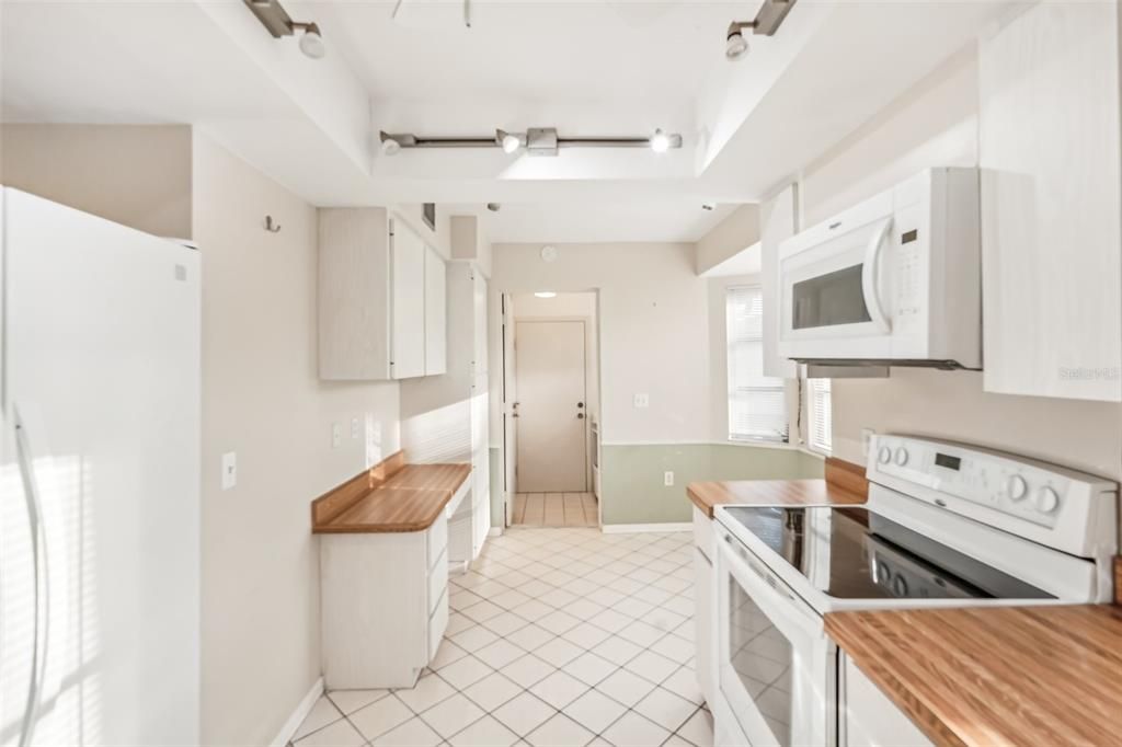 Activo con contrato: $240,000 (2 camas, 2 baños, 1352 Pies cuadrados)