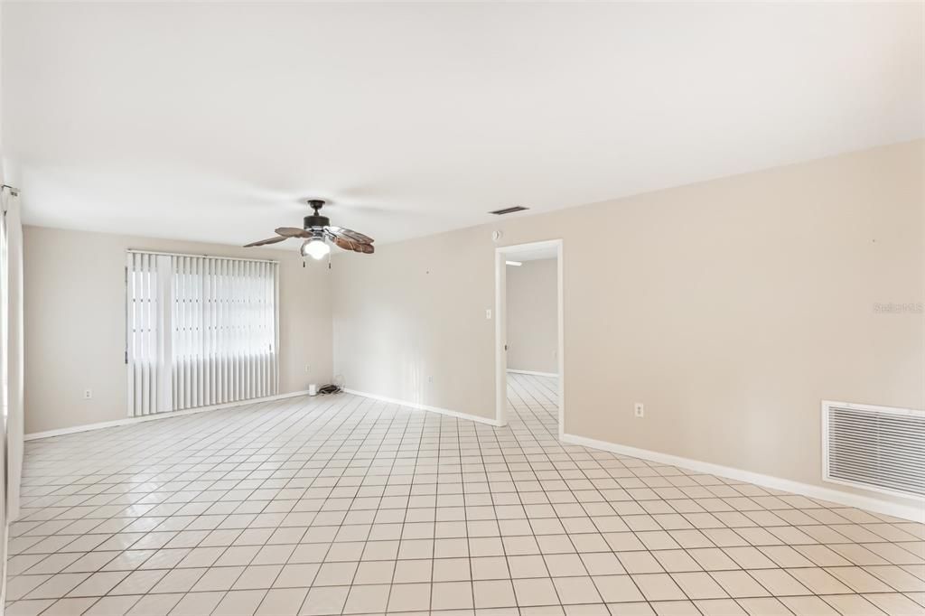 Activo con contrato: $240,000 (2 camas, 2 baños, 1352 Pies cuadrados)
