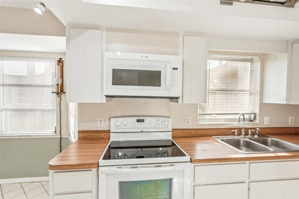 Activo con contrato: $240,000 (2 camas, 2 baños, 1352 Pies cuadrados)
