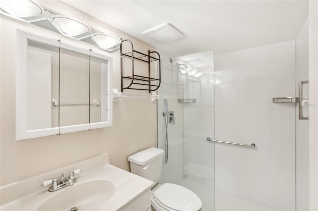 Activo con contrato: $240,000 (2 camas, 2 baños, 1352 Pies cuadrados)