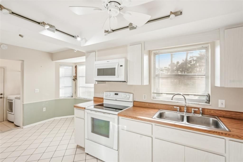 Activo con contrato: $240,000 (2 camas, 2 baños, 1352 Pies cuadrados)