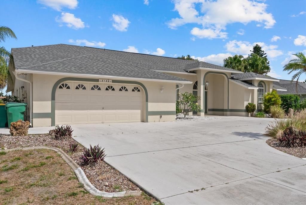 Active With Contract: $499,999 (3 beds, 2 baths, 2432 Square Feet)