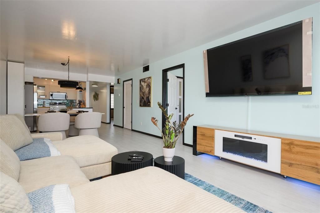 For Sale: $379,900 (2 beds, 2 baths, 1150 Square Feet)