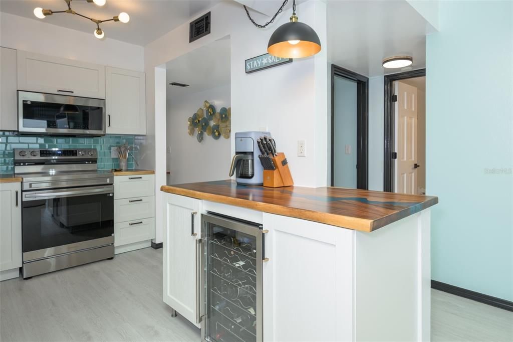 For Sale: $379,900 (2 beds, 2 baths, 1150 Square Feet)