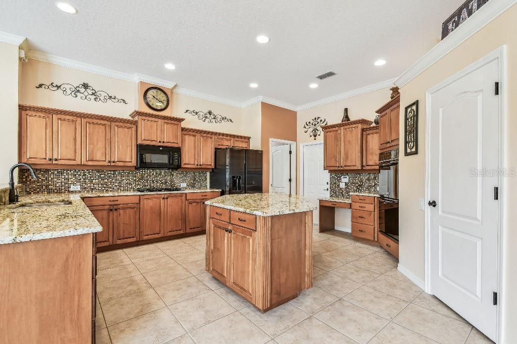 Activo con contrato: $895,000 (4 camas, 3 baños, 3621 Pies cuadrados)