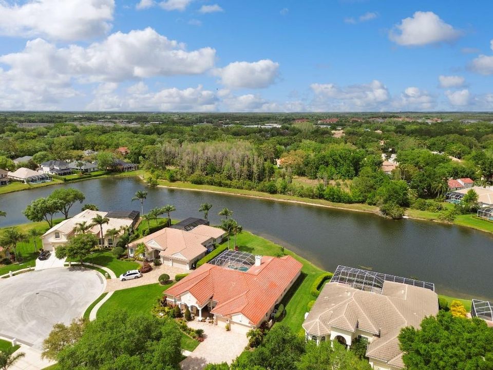 Activo con contrato: $895,000 (4 camas, 3 baños, 3621 Pies cuadrados)