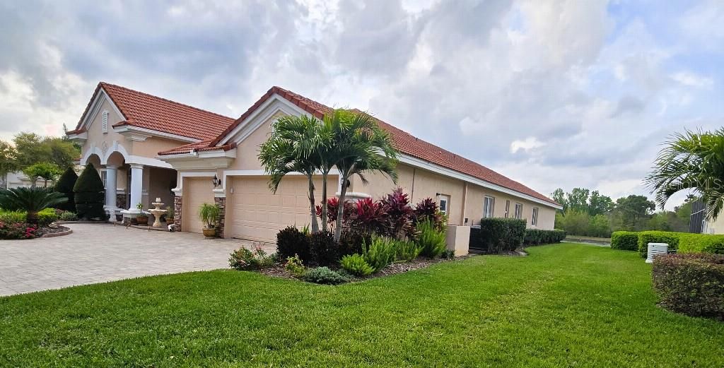 Activo con contrato: $895,000 (4 camas, 3 baños, 3621 Pies cuadrados)