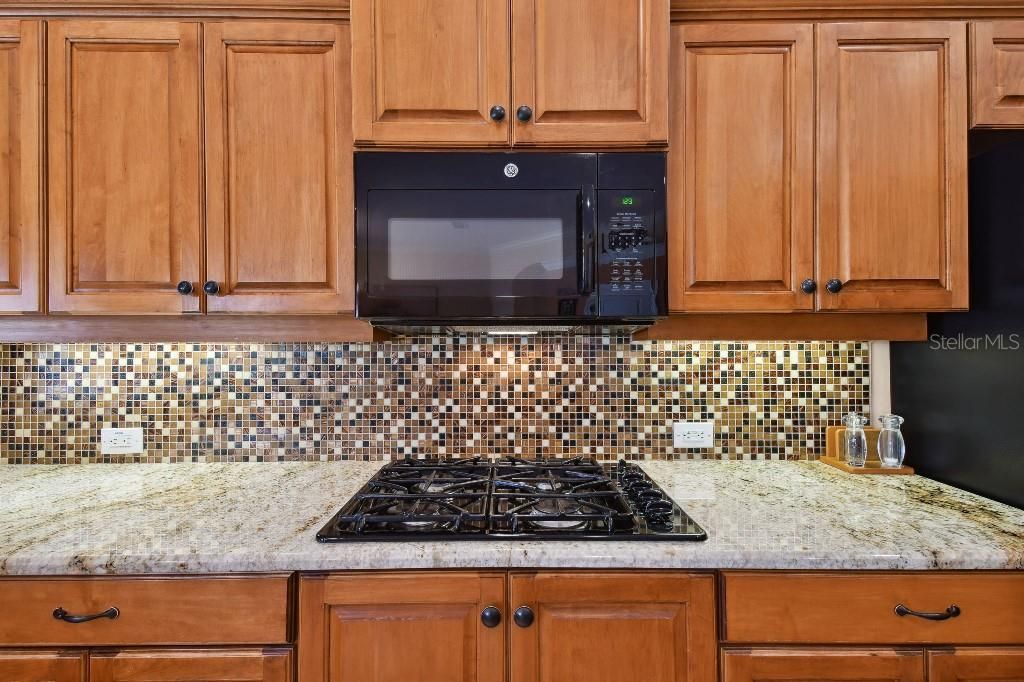 Activo con contrato: $895,000 (4 camas, 3 baños, 3621 Pies cuadrados)