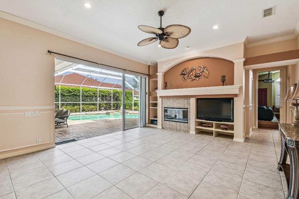 Activo con contrato: $895,000 (4 camas, 3 baños, 3621 Pies cuadrados)