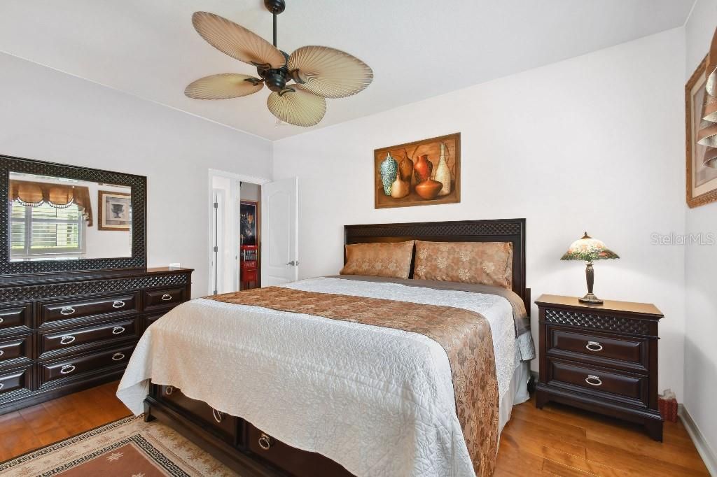 Activo con contrato: $895,000 (4 camas, 3 baños, 3621 Pies cuadrados)