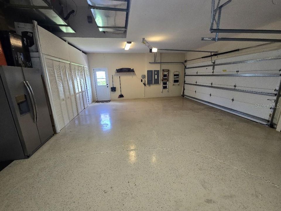 Activo con contrato: $895,000 (4 camas, 3 baños, 3621 Pies cuadrados)