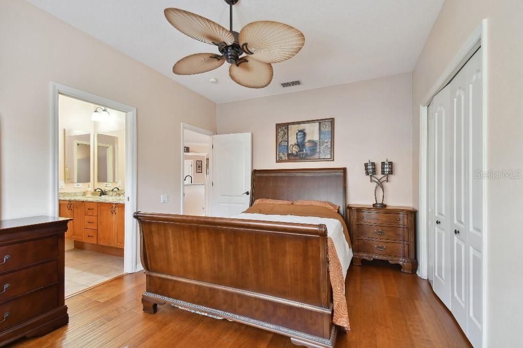 Activo con contrato: $895,000 (4 camas, 3 baños, 3621 Pies cuadrados)