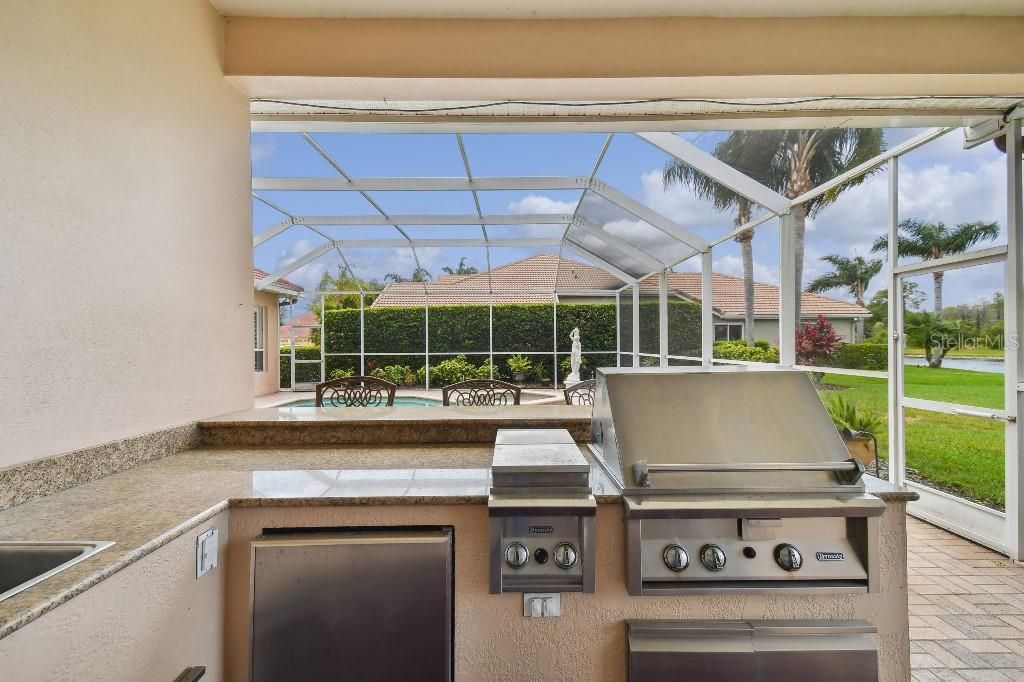 Activo con contrato: $895,000 (4 camas, 3 baños, 3621 Pies cuadrados)
