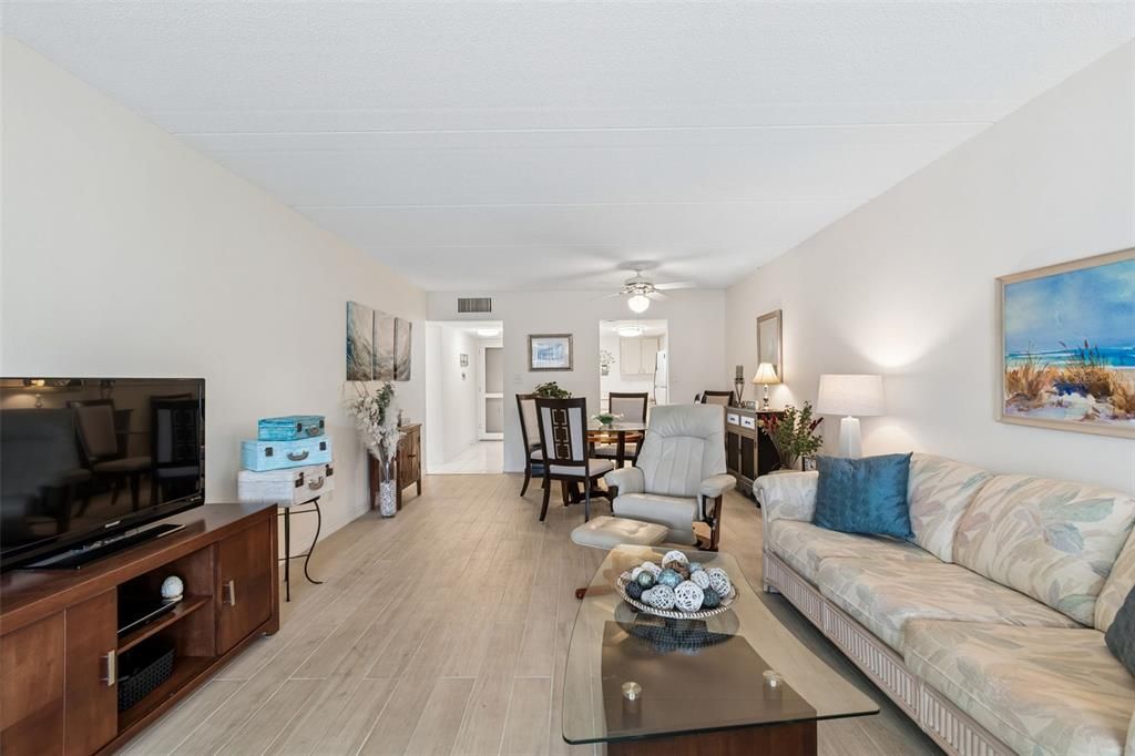 For Sale: $235,000 (2 beds, 1 baths, 948 Square Feet)