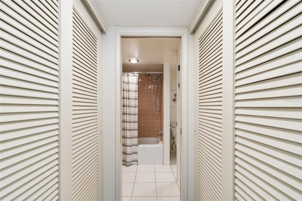 For Sale: $235,000 (2 beds, 1 baths, 948 Square Feet)
