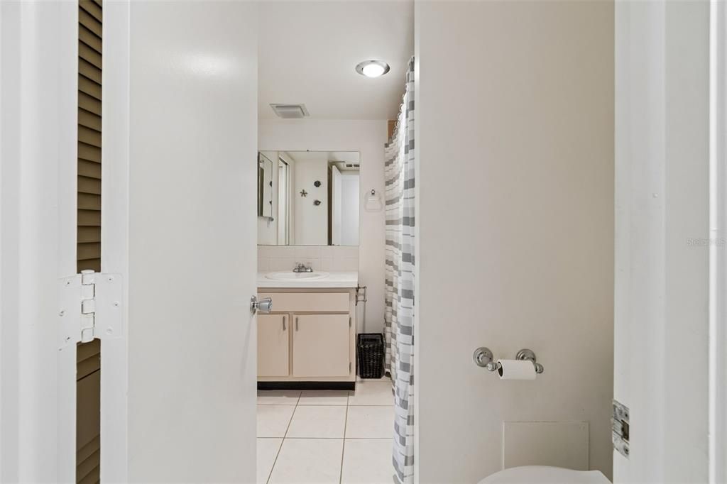 For Sale: $235,000 (2 beds, 1 baths, 948 Square Feet)