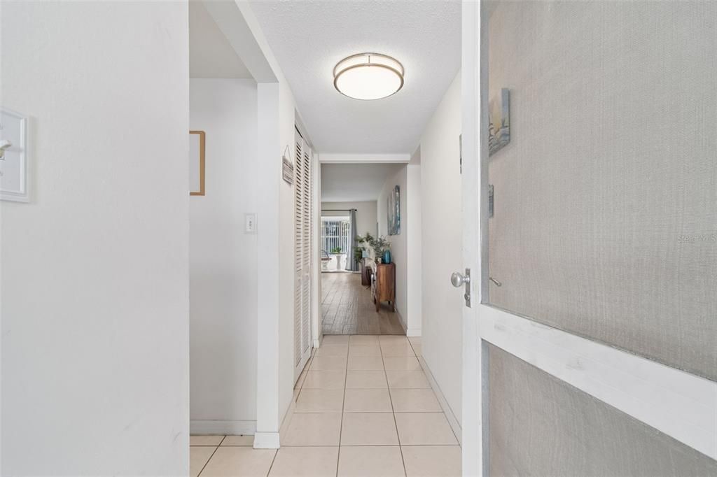 For Sale: $235,000 (2 beds, 1 baths, 948 Square Feet)