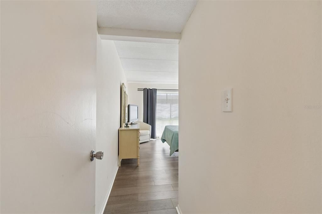 For Sale: $235,000 (2 beds, 1 baths, 948 Square Feet)
