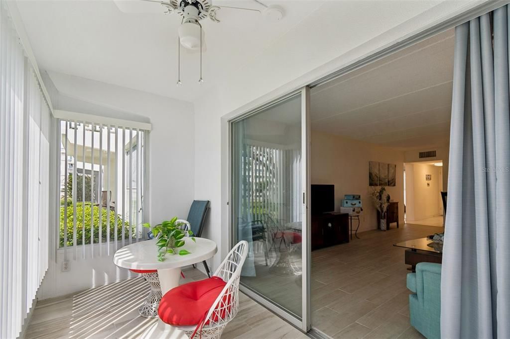 For Sale: $235,000 (2 beds, 1 baths, 948 Square Feet)