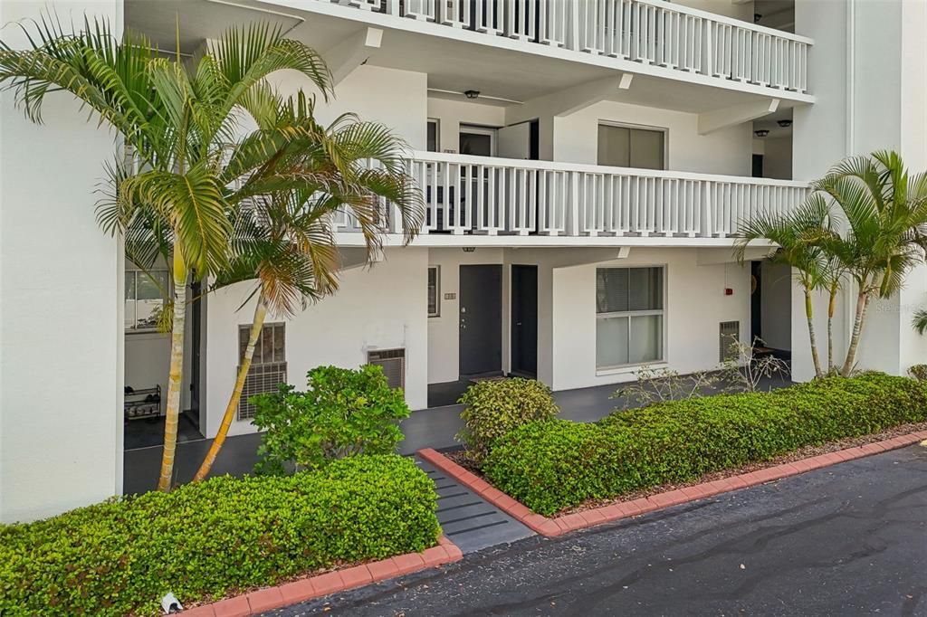 For Sale: $235,000 (2 beds, 1 baths, 948 Square Feet)