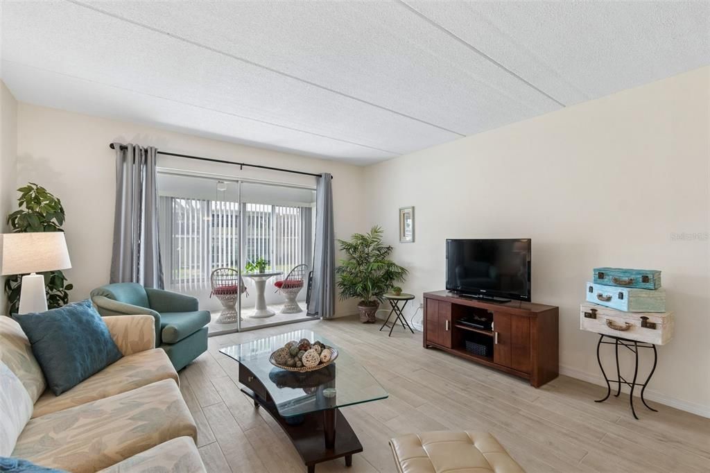 For Sale: $235,000 (2 beds, 1 baths, 948 Square Feet)