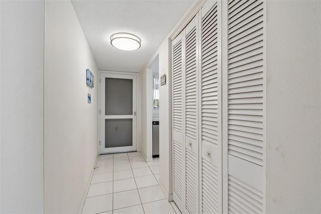 For Sale: $235,000 (2 beds, 1 baths, 948 Square Feet)