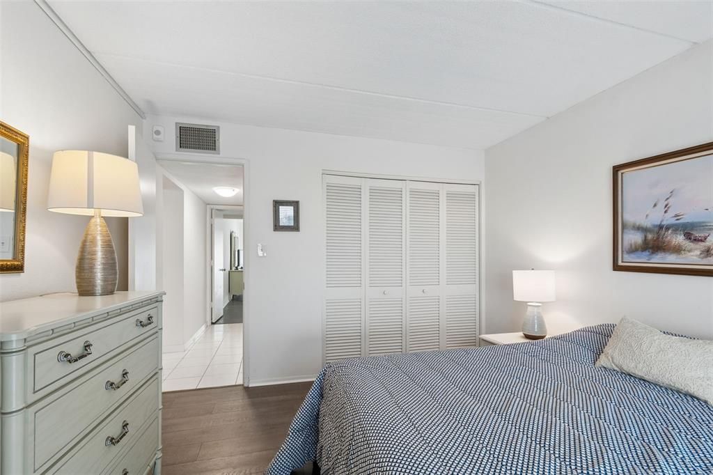 For Sale: $235,000 (2 beds, 1 baths, 948 Square Feet)