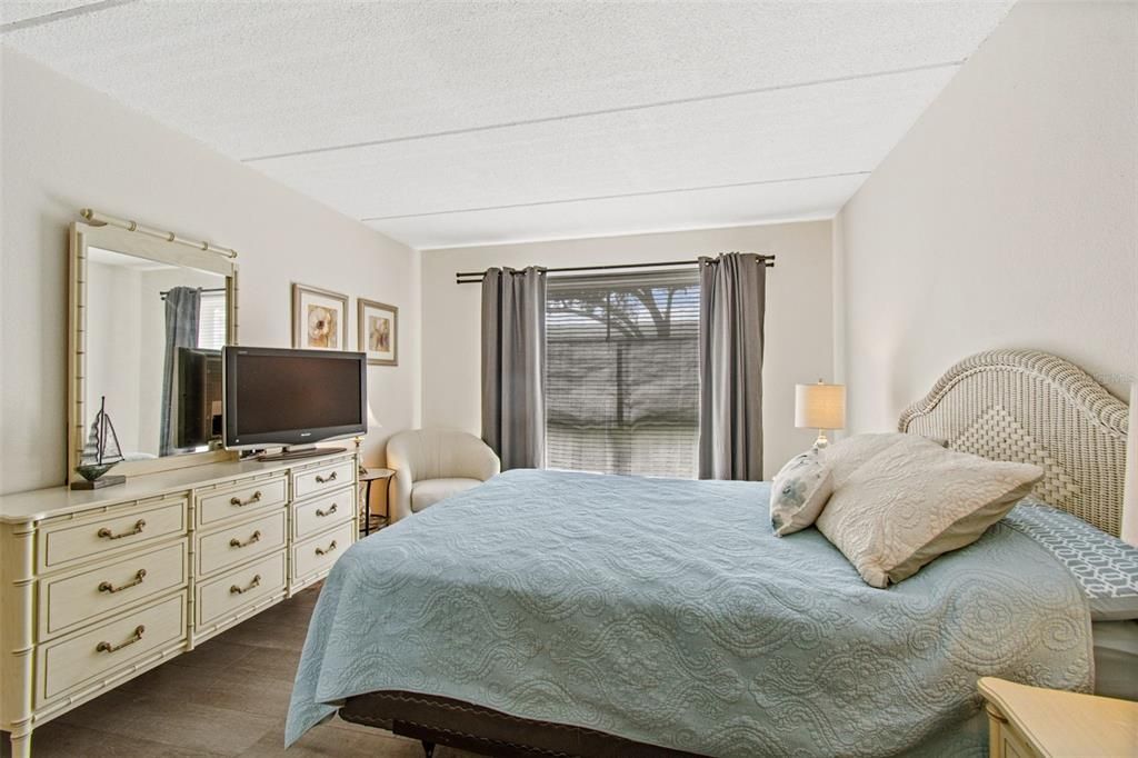 For Sale: $235,000 (2 beds, 1 baths, 948 Square Feet)