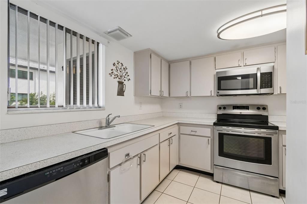 For Sale: $235,000 (2 beds, 1 baths, 948 Square Feet)