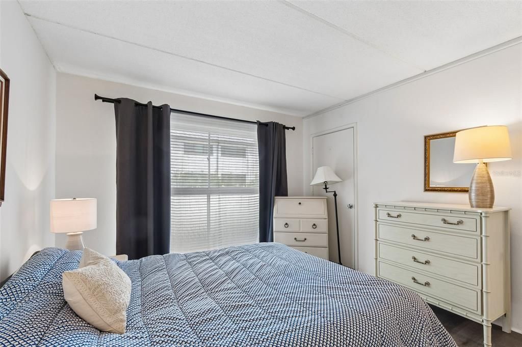 For Sale: $235,000 (2 beds, 1 baths, 948 Square Feet)